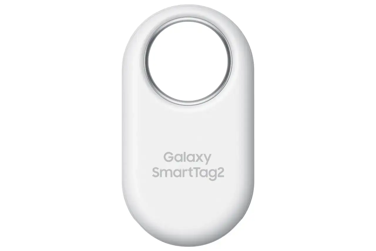 Biały Galaxy SmartTag2 z metalowym kółkiem. Ten smarttag pomoże Ci odnaleźć zgubione przedmioty.