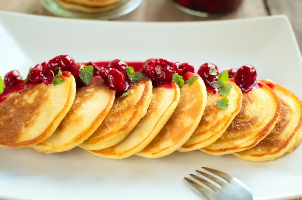 Puszyste placuszki z wiśniami i miętą. Idealny przepis na pancake, który zachwyci każdego.
