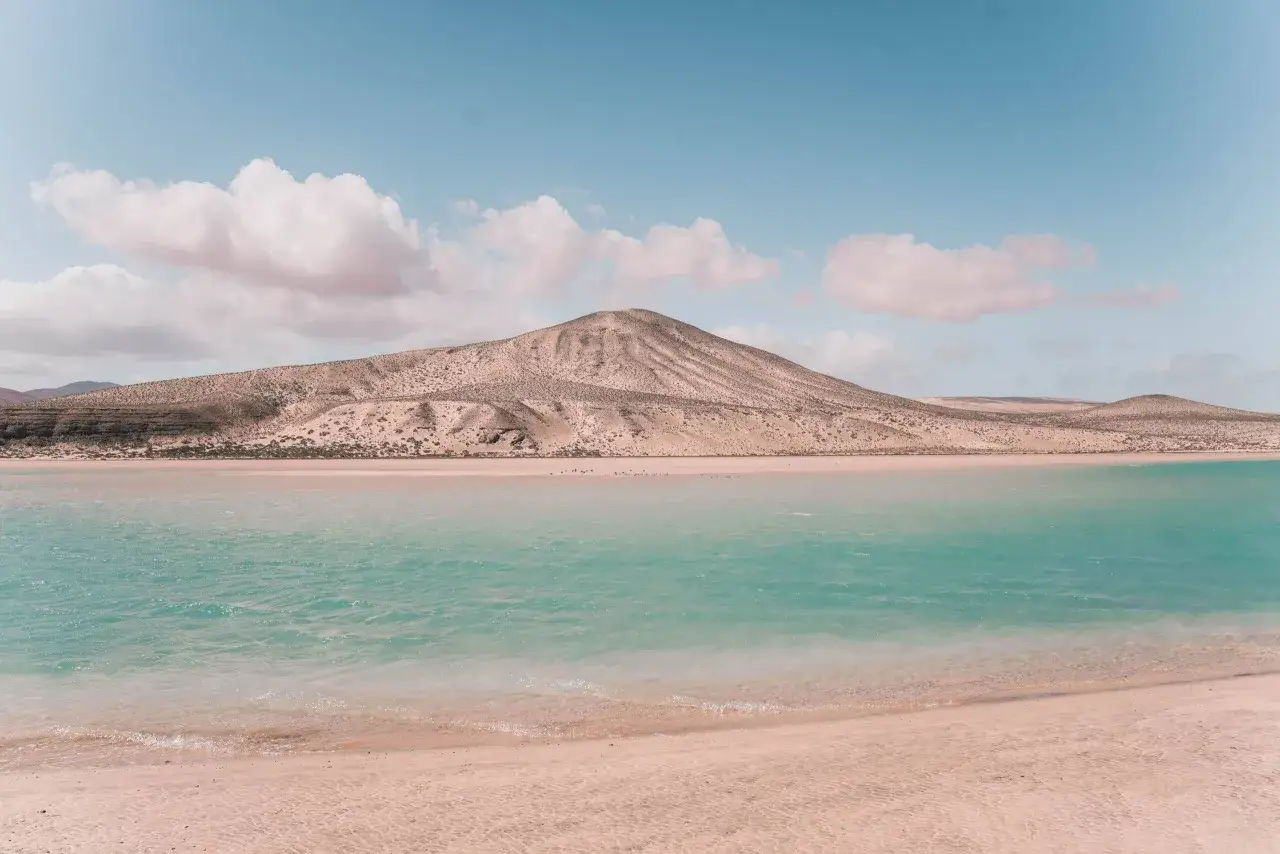 Fuerteventura lipiec: słoneczna pogoda, turkusowa woda i piaszczyste plaże pod łagodnymi wzgórzami. Idealne warunki do wypoczynku.