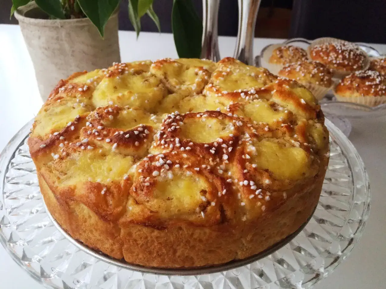 En saftig glutenfri sverigekaka med gyllene fyllning och p&auml;rlsocker. Perfekt f&ouml;r fikat!