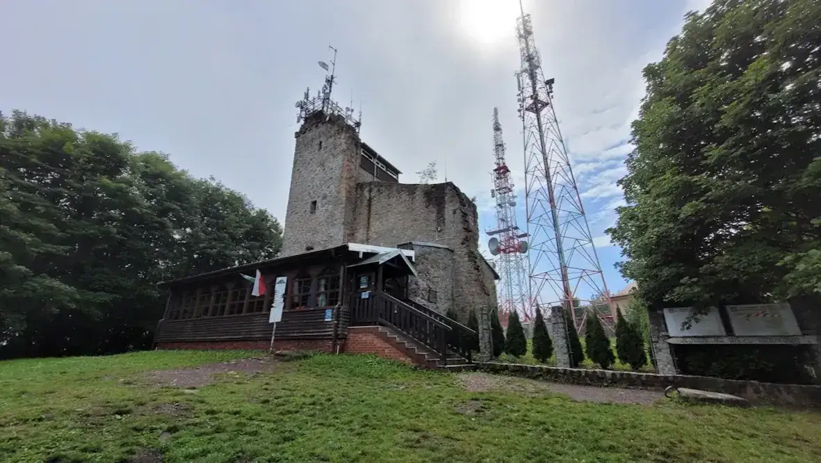 Wieża widokowa na Chełmcu, obok maszty telekomunikacyjne. Najkr&oacute;tszy szlak prowadzi do tego miejsca.