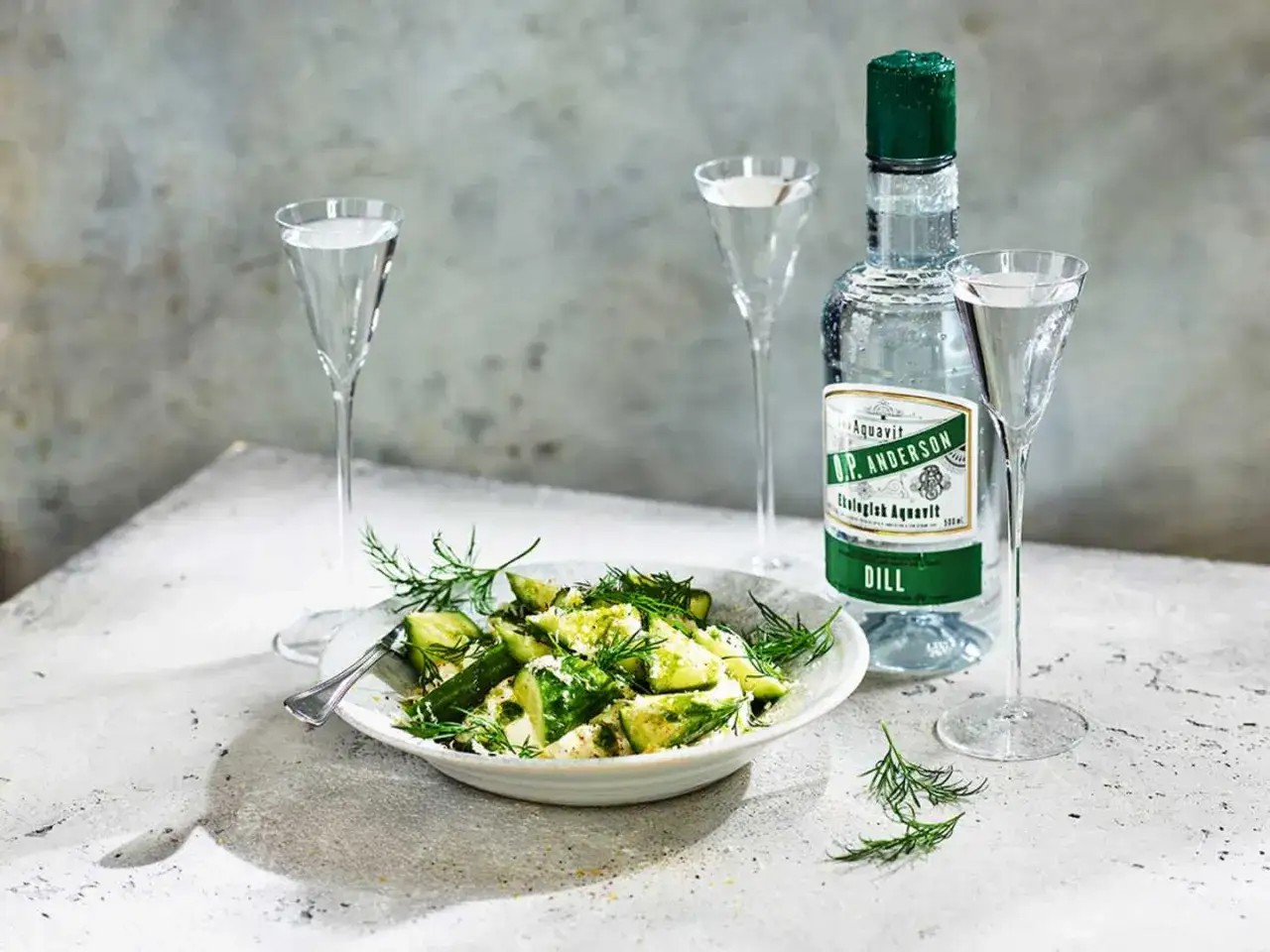 En krämig gurksallad med dill, perfekt till snapsen. Ett enkelt saltgurka recept för sommaren.