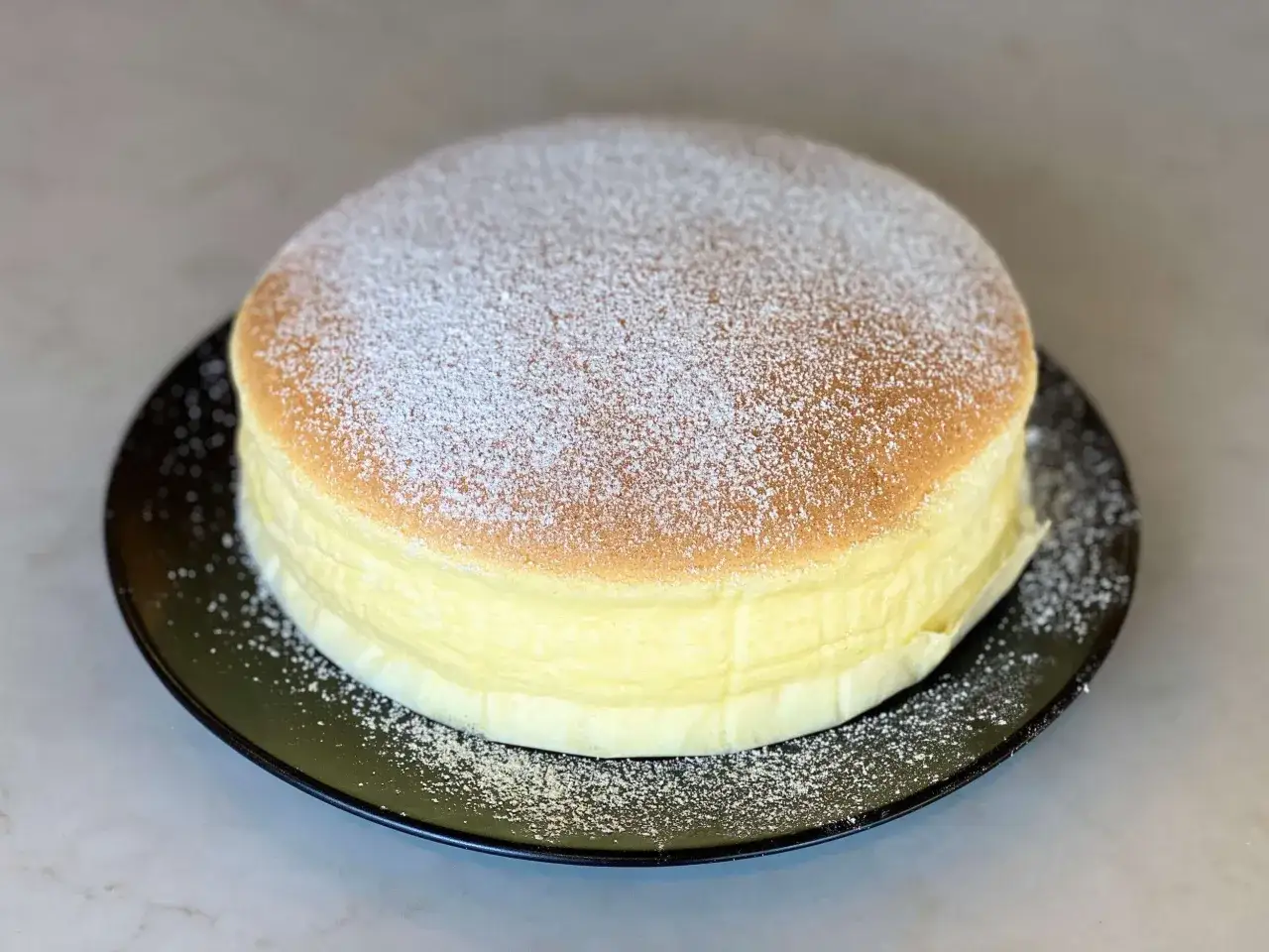 Pastel Castella esponjoso, perfecto para tu próxima receta. Cubierto con azúcar glas, luce delicioso.