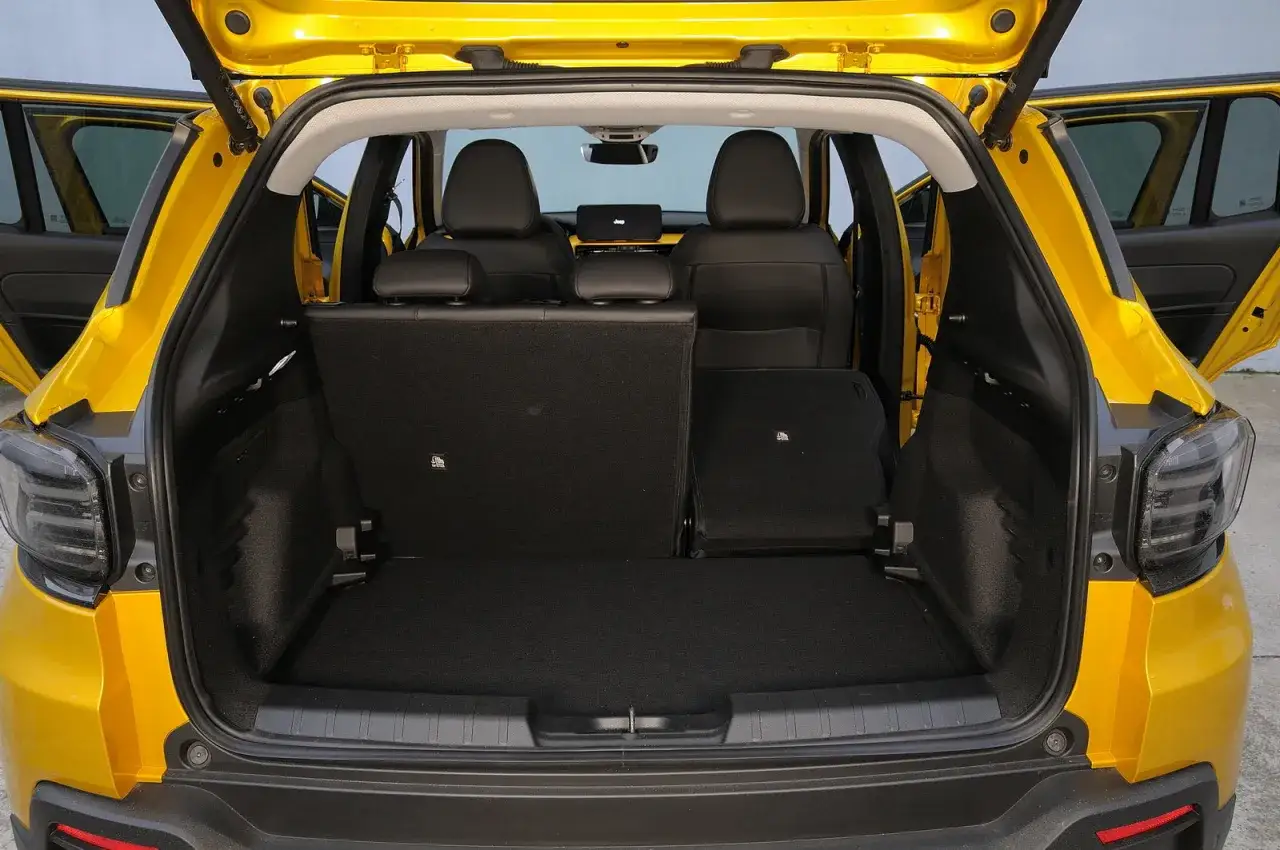 Bagagliaio aperto di una Jeep Avenger gialla, con sedili posteriori abbassati per massimizzare lo spazio di carico.
