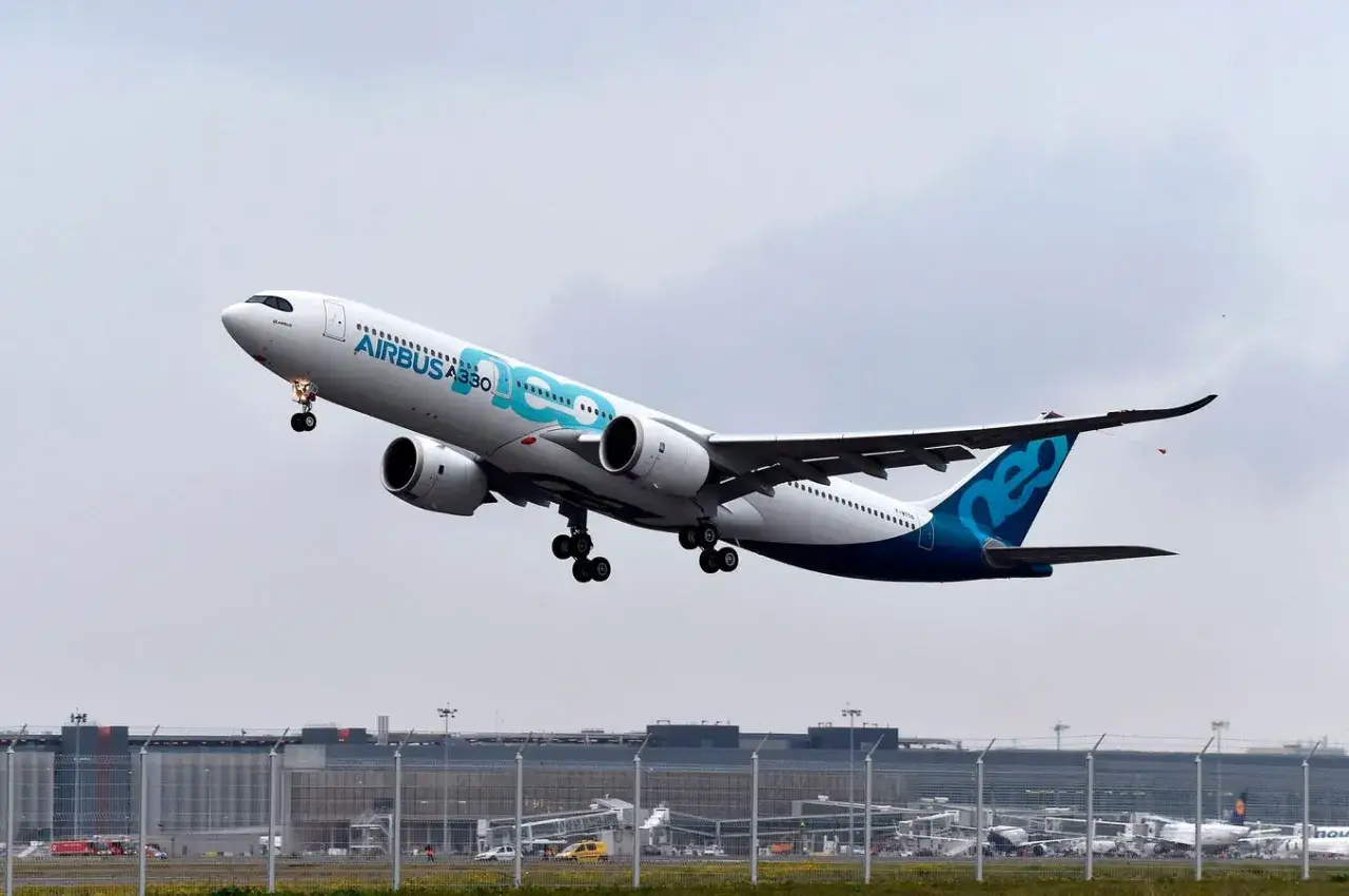 Ein Airbus A330 hebt ab. Die Frage, wie sicher ist fliegen, wird durch diese moderne Maschine beantwortet.