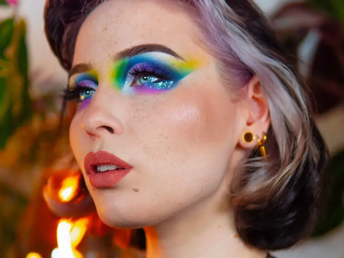 Kolorowy makijaż oczu i ust młodej influencerki. Czy to ona sama tworzy te stylizacje, czy ktoś stoi za sukcesem najmłodszej polskiej influencerki z branży beauty?