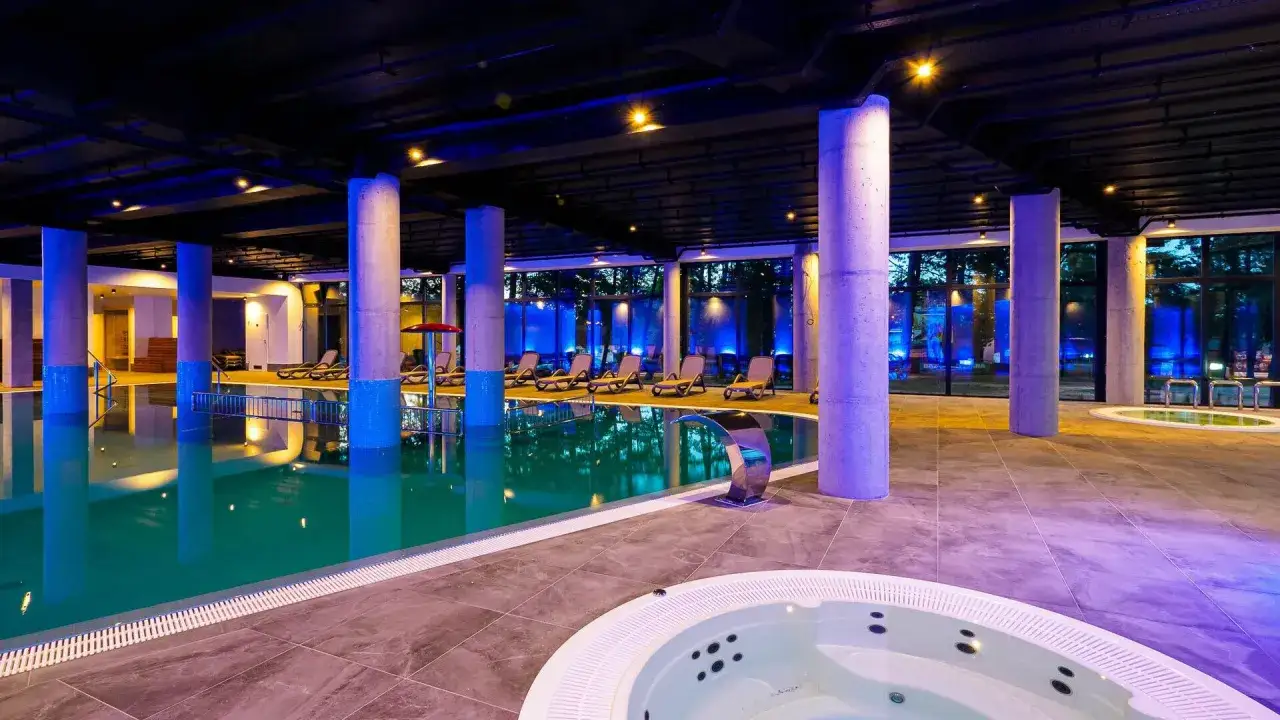 Basen i jacuzzi w hotelu Król Plaza Jarosławiec. Opinie gości chwalą nowoczesny design i relaksującą atmosferę.