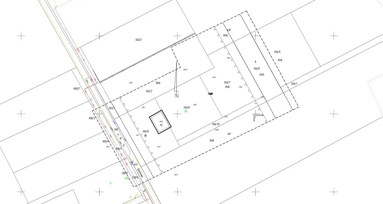 Mapa ewidencyjna z oznaczeniami budynków i działek. Widoczne numery działek, linie graniczne, symbole terenów (RIVb) i oznaczenia budynków (Bp, mj).
