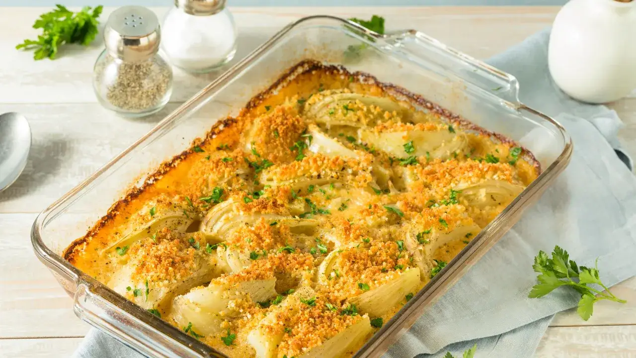 Fino&ccedil;chi gratinati al forno, dorati e fragranti, con una crosticina croccante e prezzemolo fresco. Un contorno delizioso e invitante.