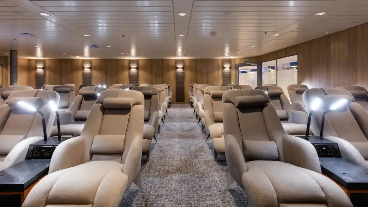 Wygodne fotele w stena spirit kabiny, idealne do odpoczynku podczas podróży.