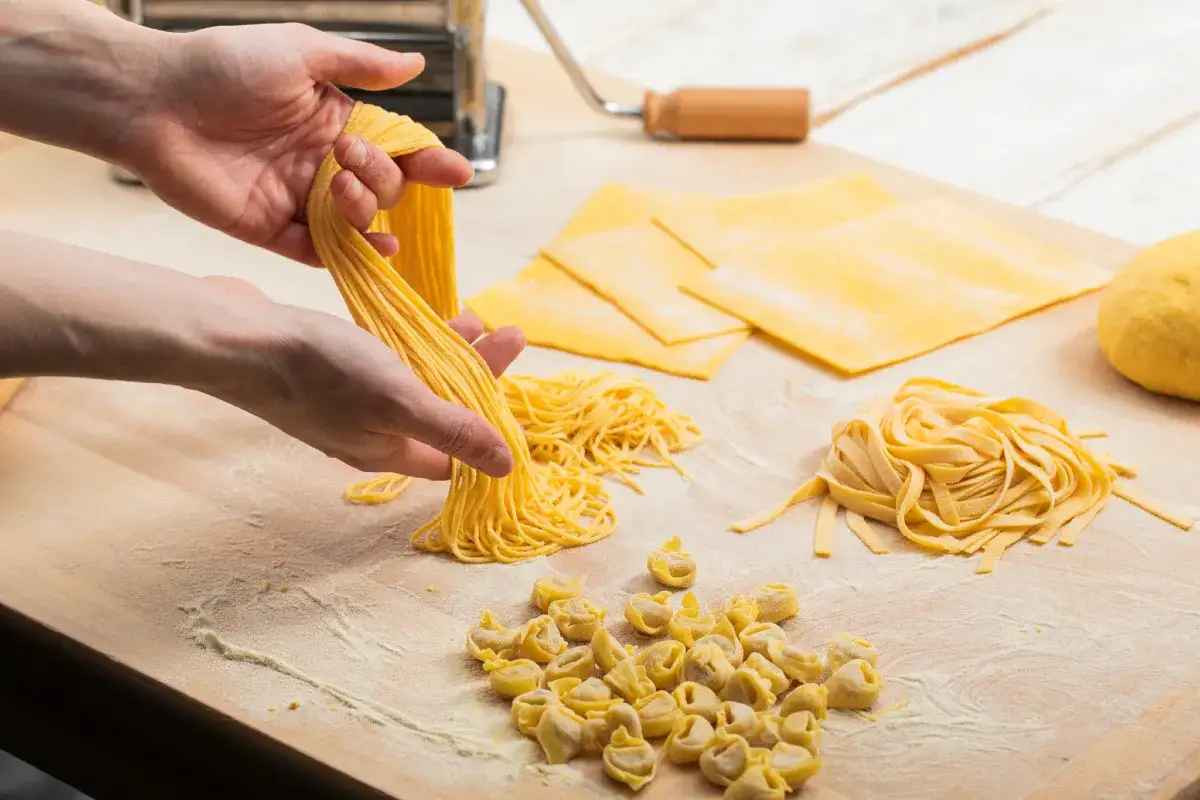 Pâtes fraîches et pâtes farcies sur une planche à découper