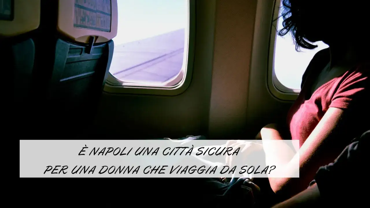 Una donna in aereo, riflessiva, si interroga sulla psicologia del viaggiare da soli e sulla sicurezza di Napoli per una donna che viaggia da sola.