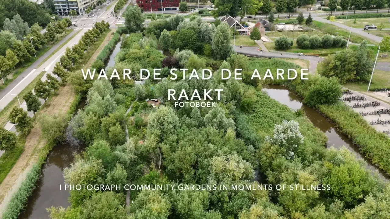 Mooie foto locaties: een groen stadspark met water, bomen en fietsparkeerplaatsen. De tekst 