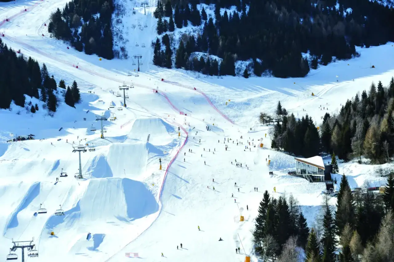 Paesaggio invernale Monte Bondone con hotel e piste da sci