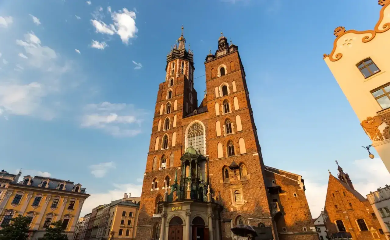 Bazylika Mariacka w Krakowie. Idealne miejsce, by zacząć zwiedzanie i zastanowić się, co można robić w Krakowie ze znajomymi.