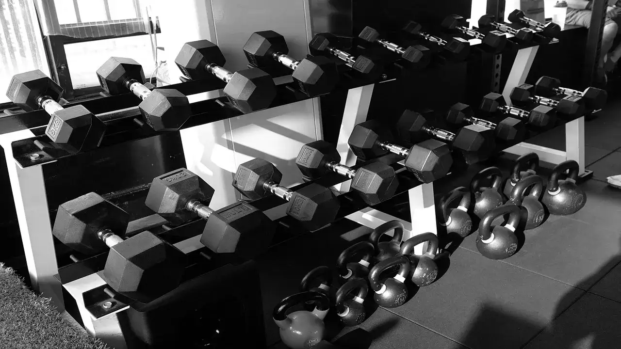 Osoba okazująca kartę MultiSport i dokument tożsamości w recepcji klubu fitness