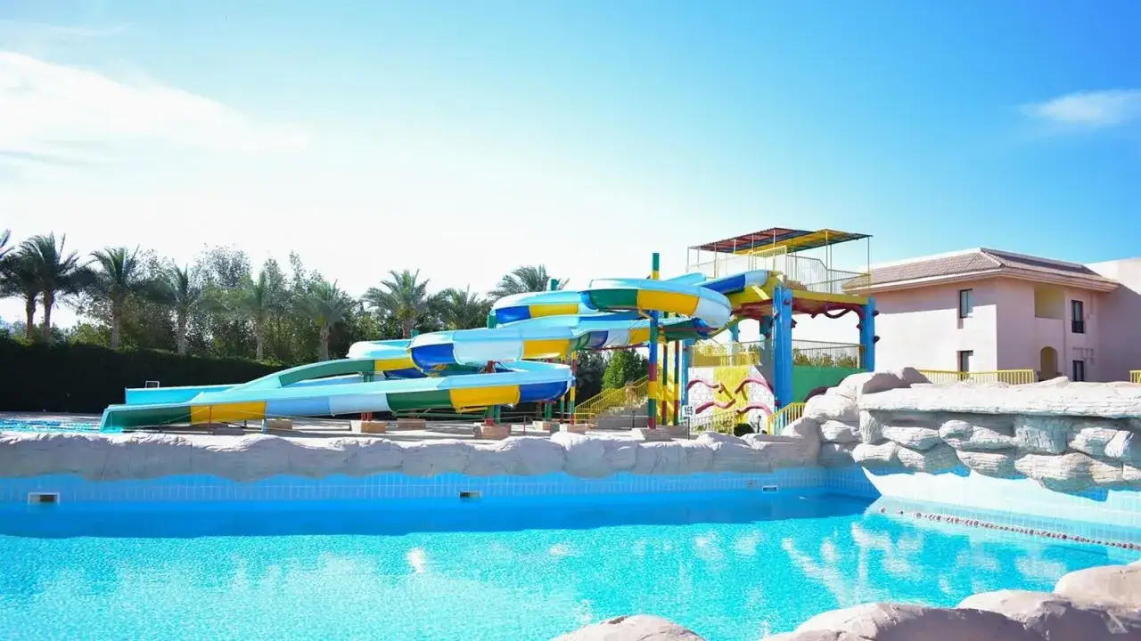 Kolorowe zjeżdżalnie wodne w Parrotel Aqua Park Resort zapraszają do zabawy.