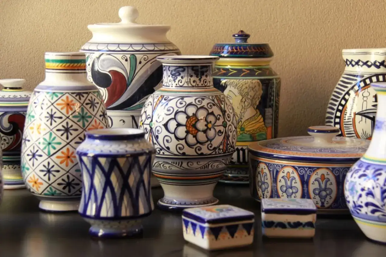 Ceramiche faentine decorate con motivi floreali e geometrici, un'esplosione di colori e arte, da scoprire tra le cose da vedere a Faenza.