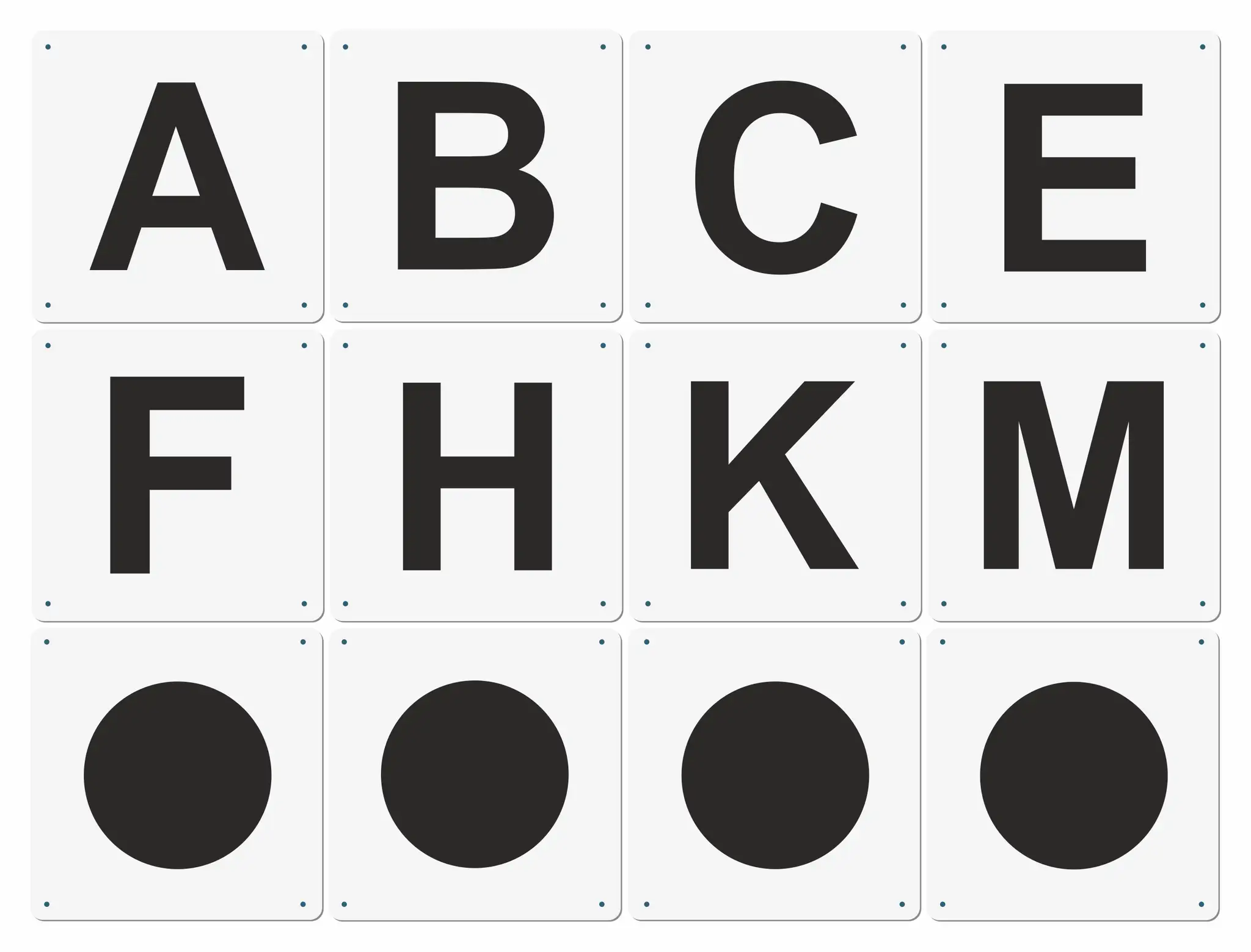 Buchstaben A, B, C, E, F, H, K, M und vier Kreise auf weißen Tafeln, wie im Dressurviereck.