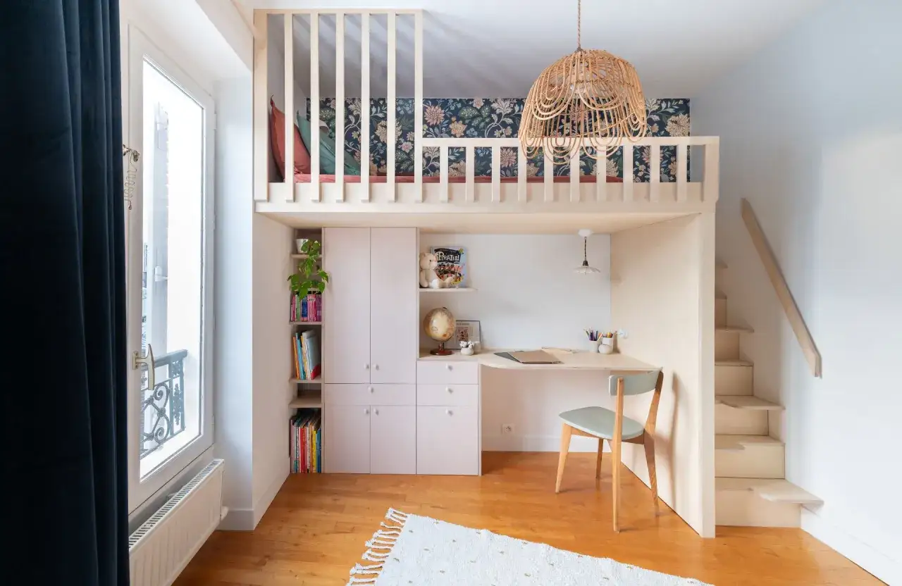 Aménagement petite chambre ado : lit mezzanine, bureau, rangements et escalier en bois.