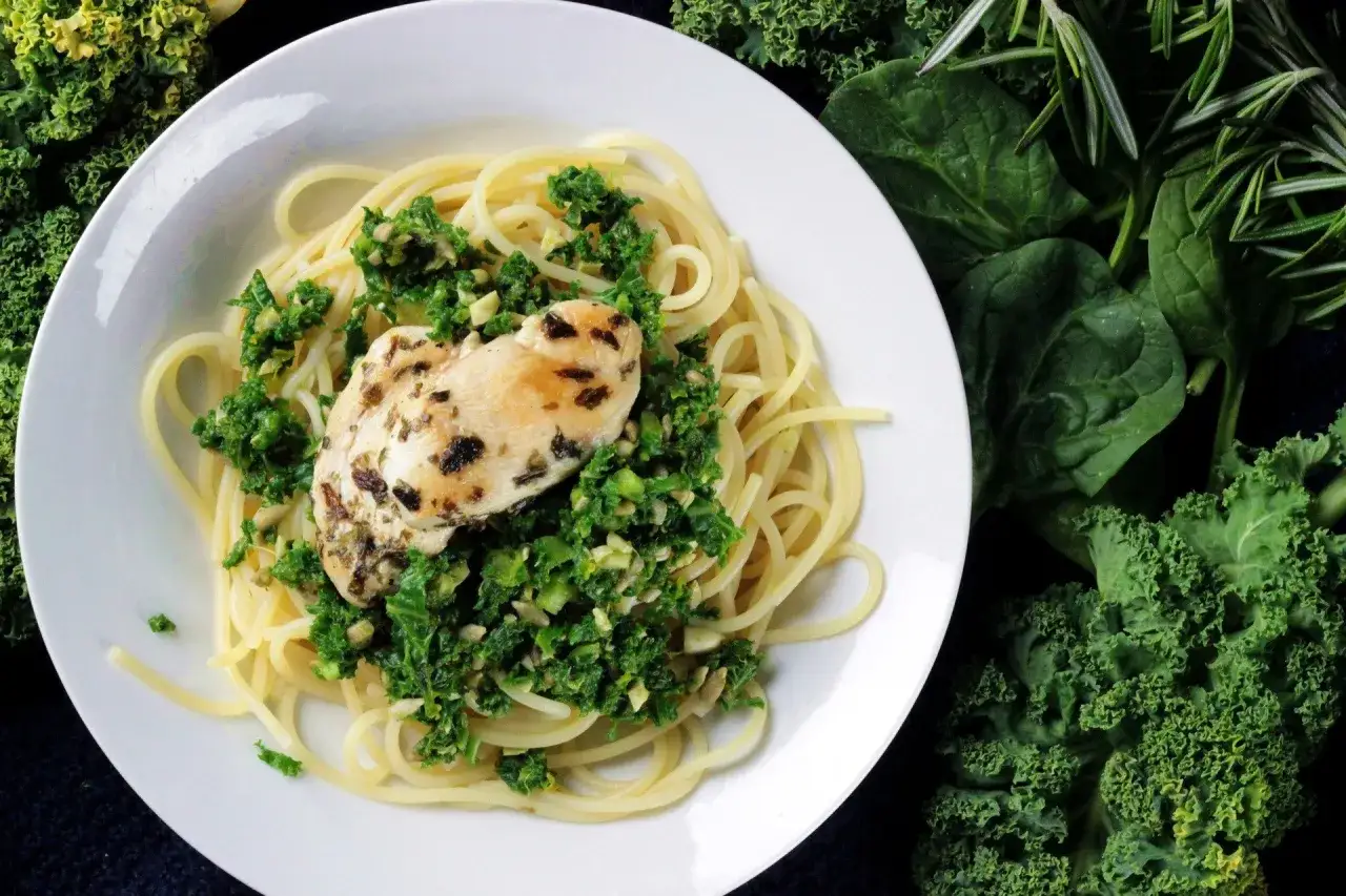 Spaghetti z kurczakiem i zielonym sosem to świetny pomysł, co zrobic z makaronem spaghetti. Danie wygląda apetycznie.