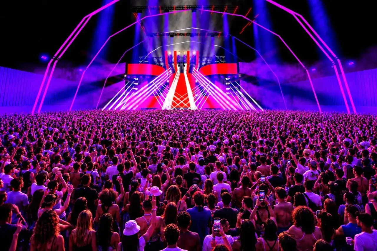 Multitud vibrante en un concierto, luces l&aacute;ser moradas y azules crean un **nexus fabrik** de energ&iacute;a.