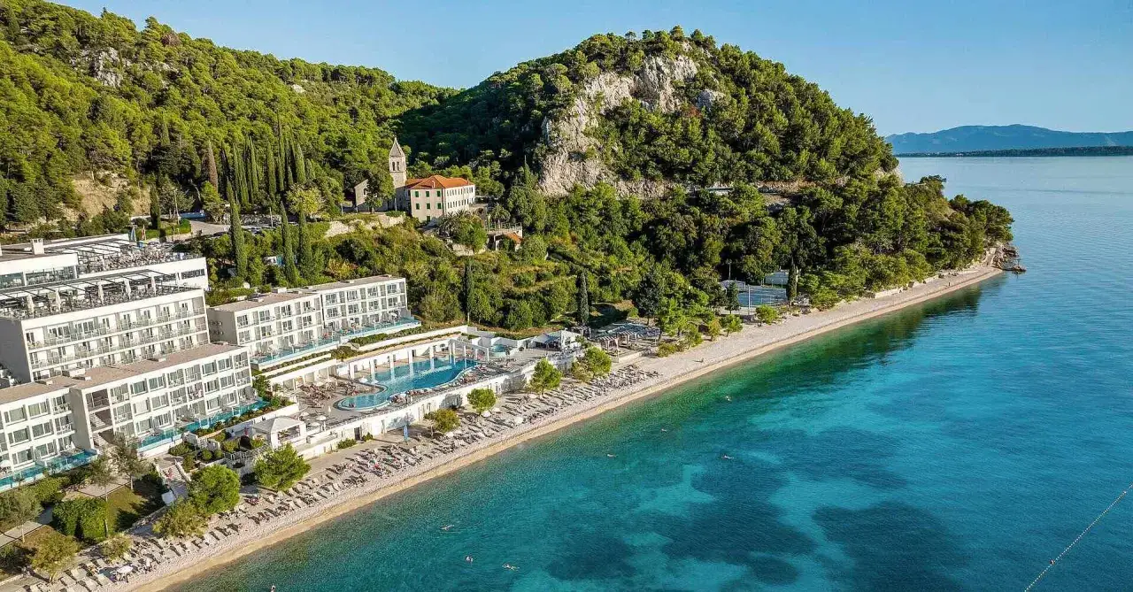 Traumhafter TUI Blue Adriatic Beach mit luxuriösem Hotel, Pools und türkisfarbenem Meer.