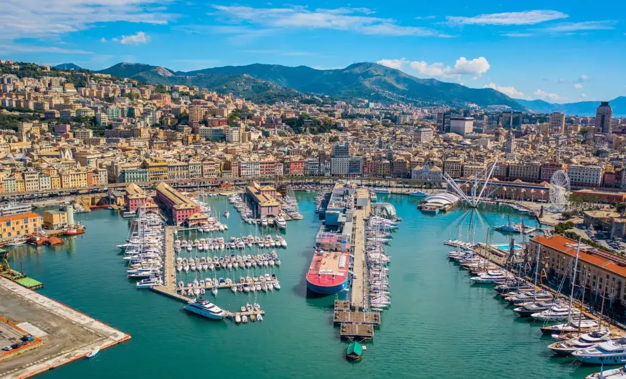 Vue aérienne du port de Gênes, avec des yachts, des bateaux et la ville en arrière-plan. Idéal pour savoir que faire à Gênes.