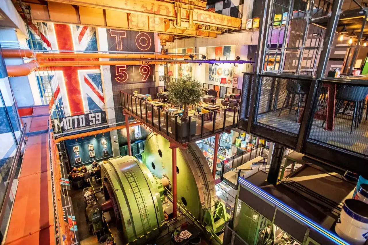Im **Zeche Ewald Cafe** trifft Industriedesign auf Gemütlichkeit. Große Maschinen und eine Union-Jack-Wand schaffen einzigartiges Ambiente.