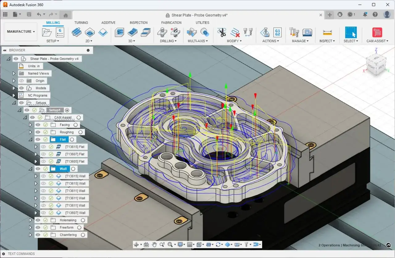 Interfaccia di Autodesk Fusion 360 con un modello 3D di una piastra di taglio e percorsi utensile CAM visibili.