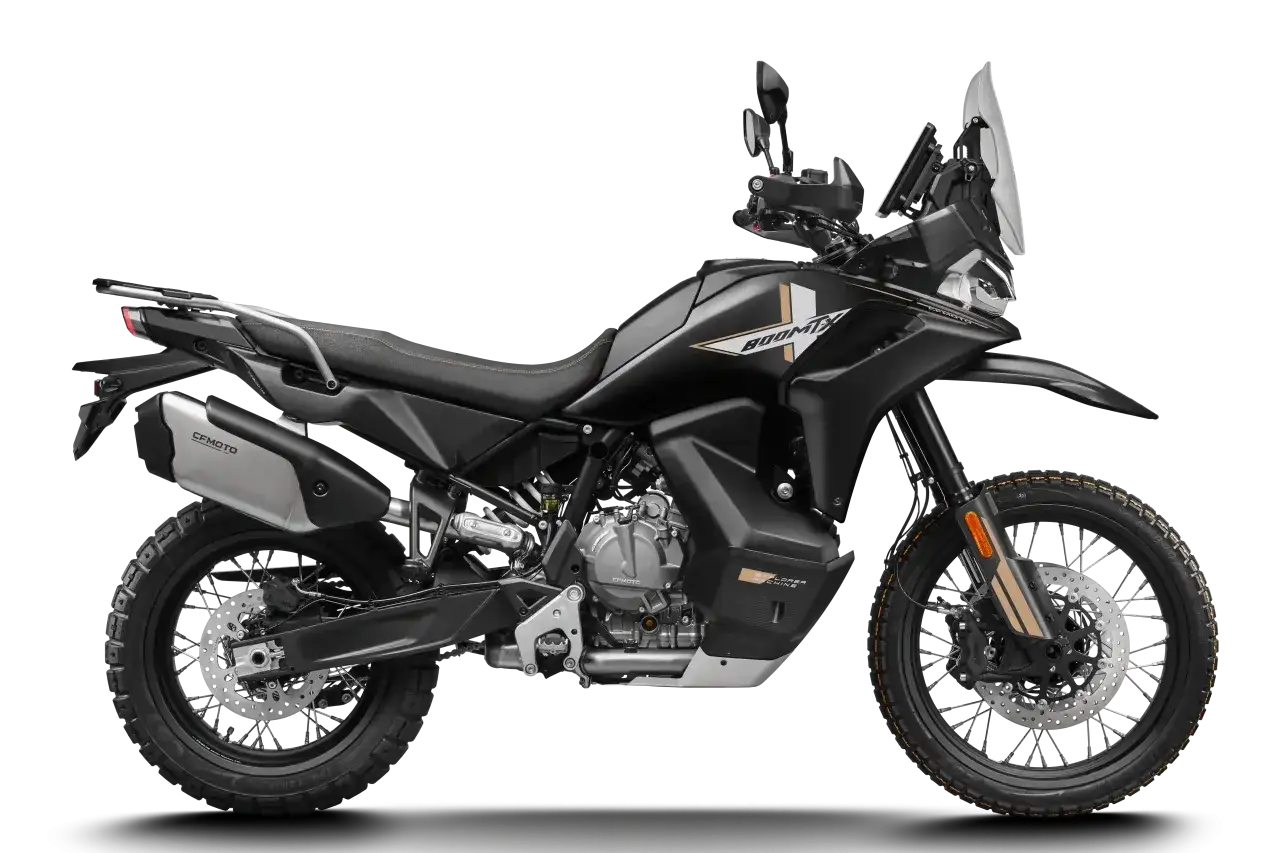 Una motocicleta negra de aventura, un modelo de cf moto, lista para explorar caminos.