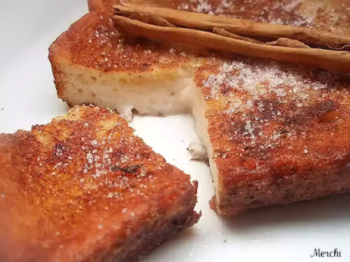 Torrijas con pan de molde, doradas y espolvoreadas con azúcar y canela, listas para disfrutar.