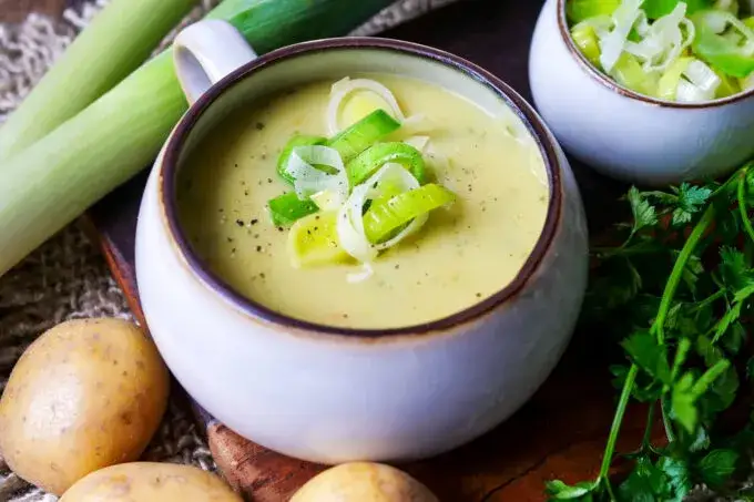 Cremige Lauchsuppe in Sch&uuml;ssel mit frischen Kr&auml;utern