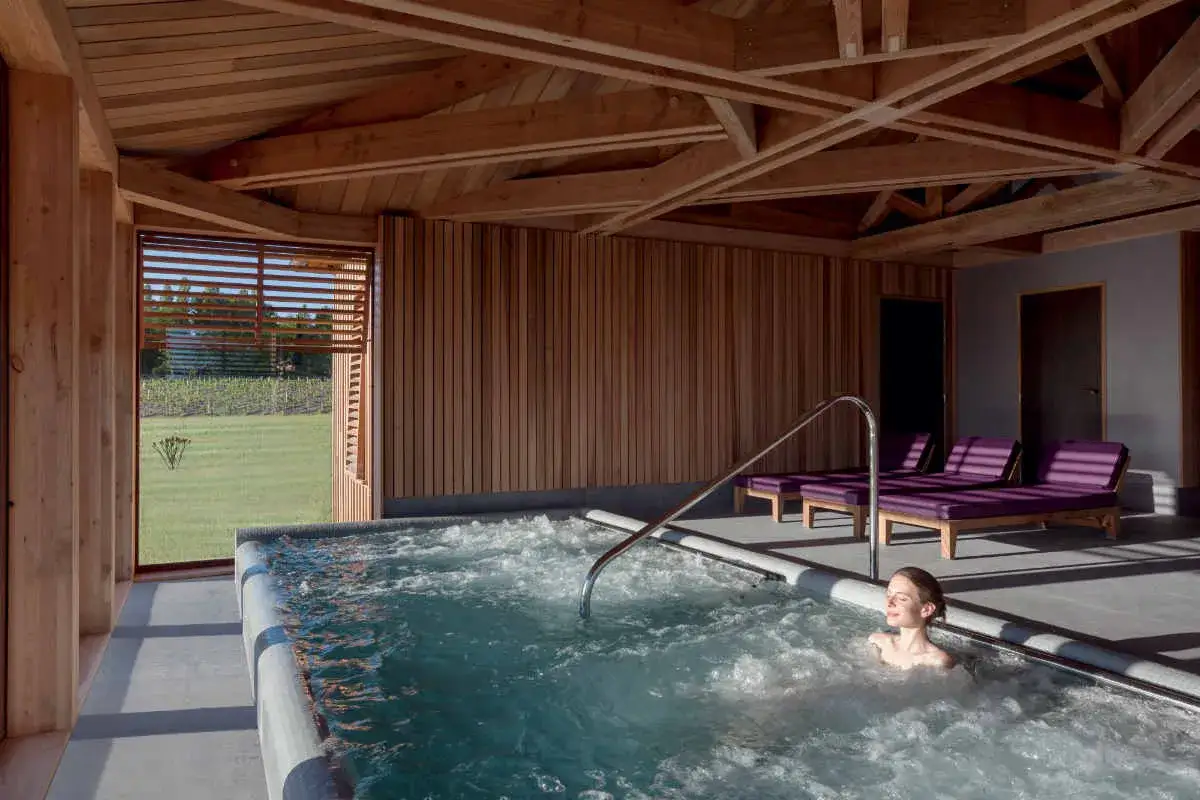 Détente dans un jacuzzi d'un chateau spa à Bordeaux, avec vue sur les vignes.