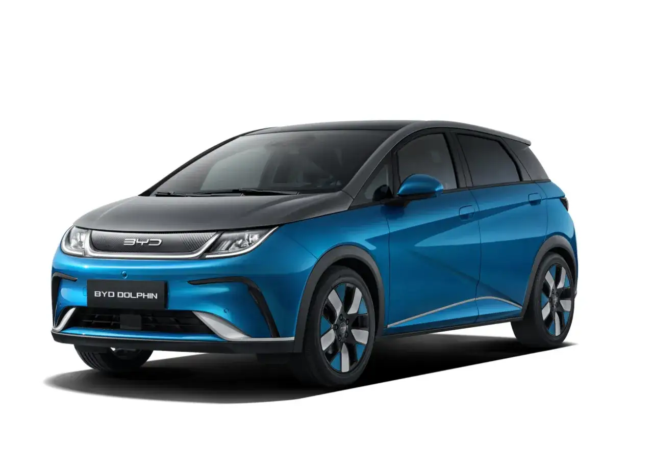 Voiture &eacute;lectrique bleue BYD Dolphin, pr&ecirc;te pour l'aventure avec une grande autonomie.