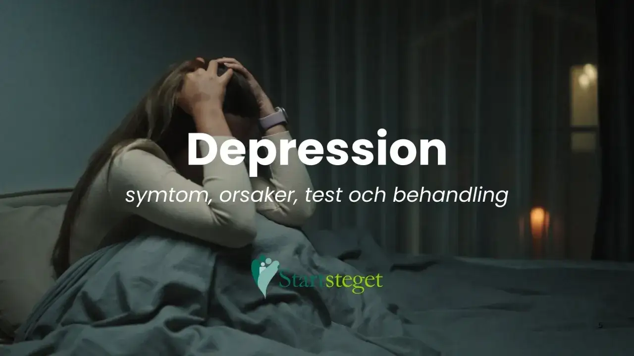 En kvinna sitter hopkrupen i s&auml;ngen, med h&auml;nderna i h&aring;ret. Texten 