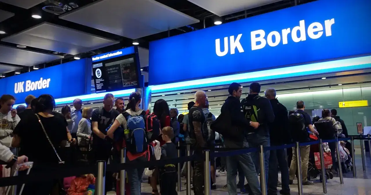 Kolejka do kontroli granicznej UK Border. Czy do Anglii potrzebny jest paszport? Wszyscy podróżni stoją w kolejce.