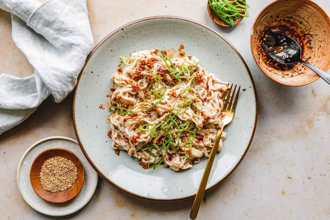 Nudeln mit cremiger So&szlig;e, garniert mit Fr&uuml;hlingszwiebeln und Chili-Flocken. Ein einfaches silken tofu recipe, das k&ouml;stlich aussieht.
