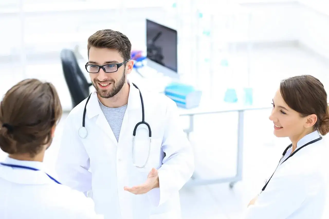 r&oacute;żnorodność karier medycznych, lekarz poza kliniką