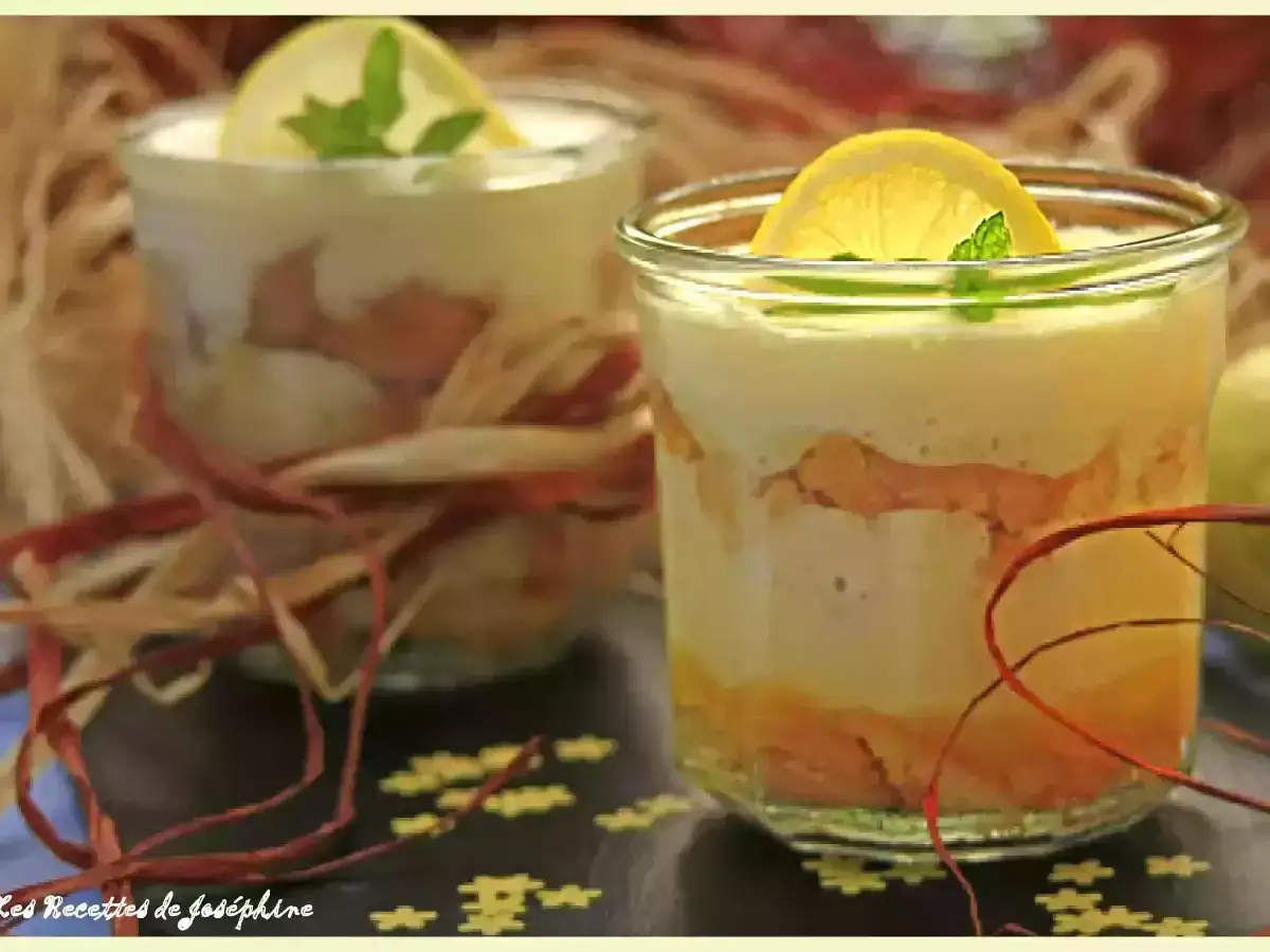 Deux verrines de tiramisu limoncello, garnies d'une tranche de citron et d'une feuille de menthe.