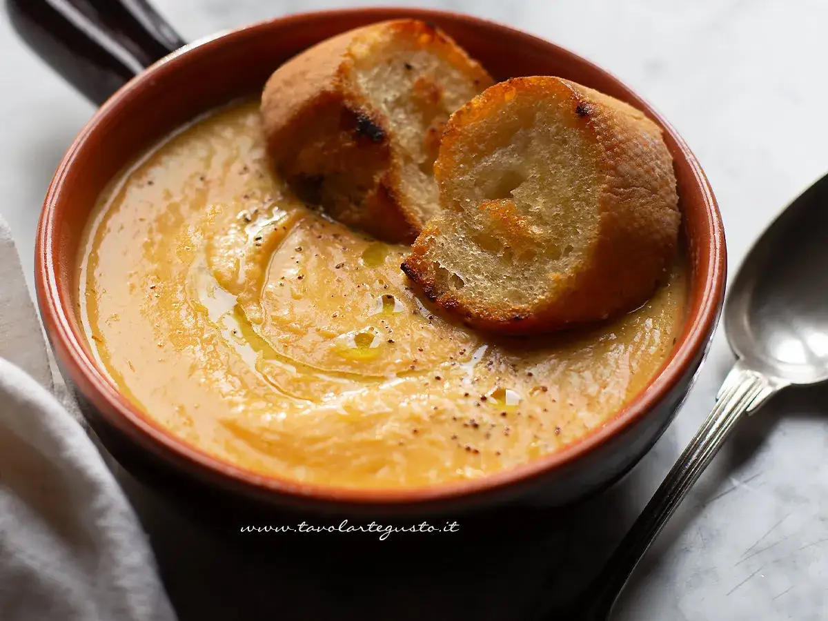 Zuppa cremosa di fagioli borlotti freschi, perfetta per la cottura, guarnita con crostini dorati e un filo d'olio.
