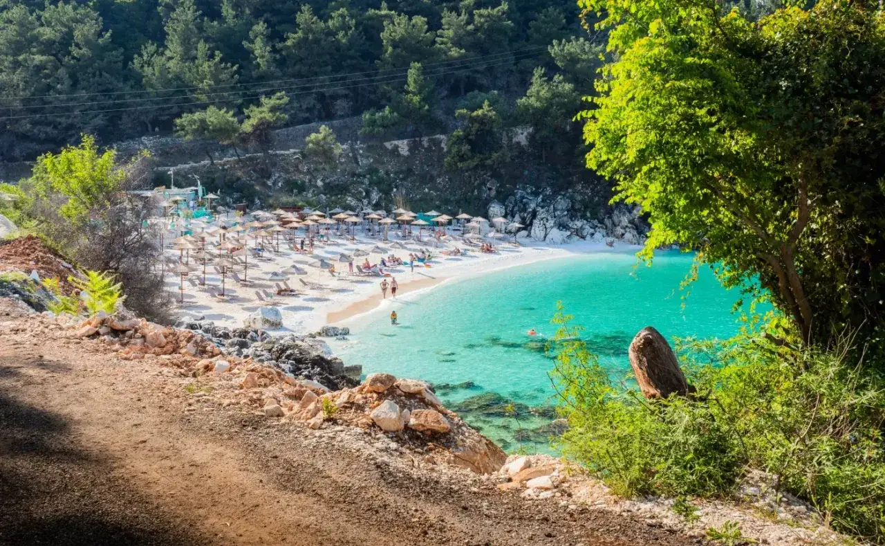 Rajska plaża na Thassos, z turkusową wodą i białym piaskiem, to jedna z głównych atrakcji wyspy.