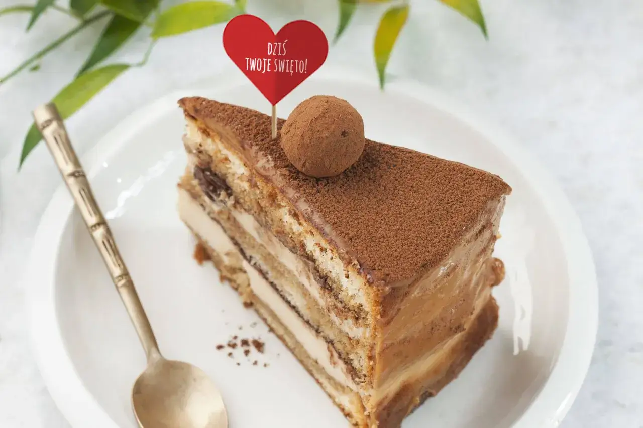 Pyszny tort tiramisu z serduszkiem 