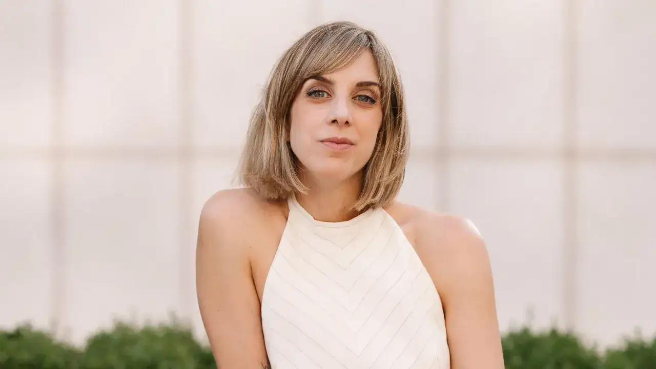 Analia Plaza, una mujer con cabello rubio corto y ojos azules, mira a la c&aacute;mara con una expresi&oacute;n serena.
