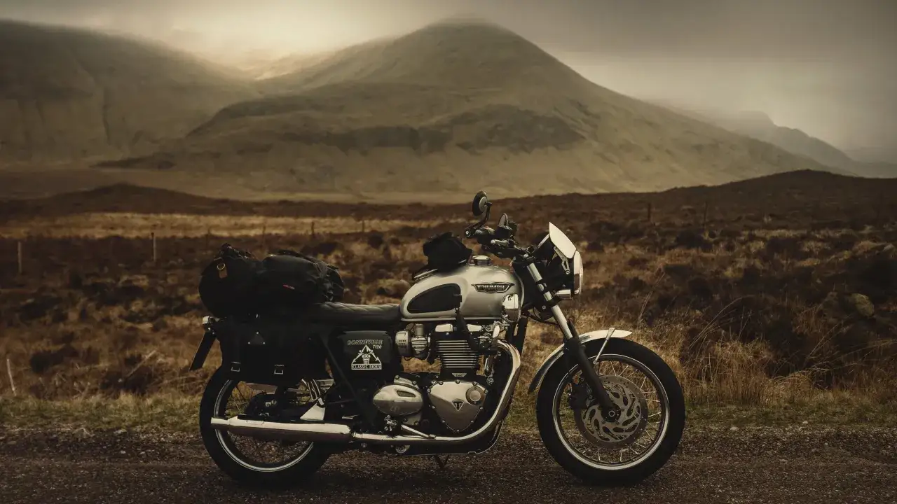 Srebrny motocykl Triumph Bonneville T120 gotowy na przygodę po malowniczej trasie NC500 Szkocja.