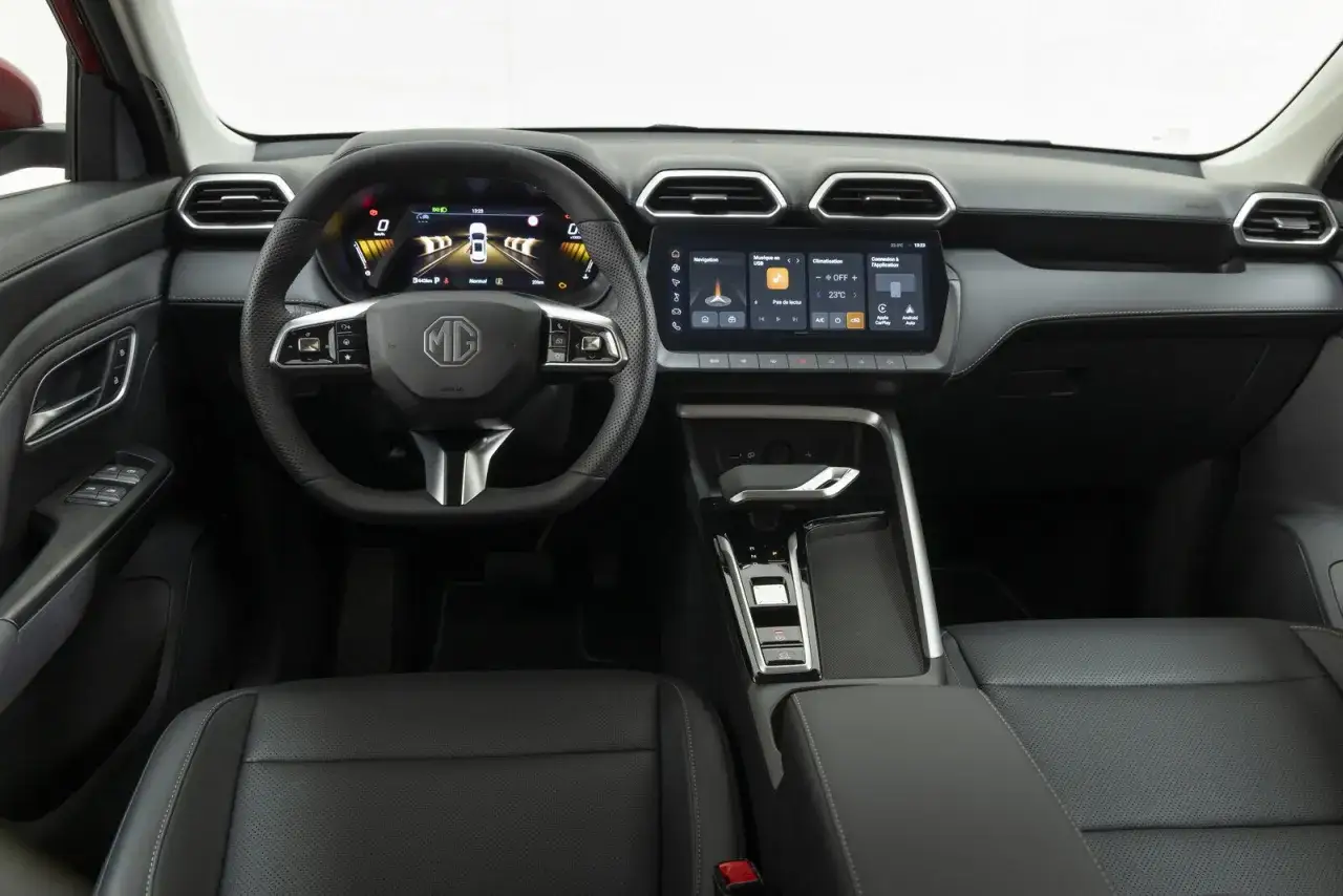 Interni moderni dell'MG ZS: volante multifunzione, cruscotto digitale e ampio touchscreen centrale.