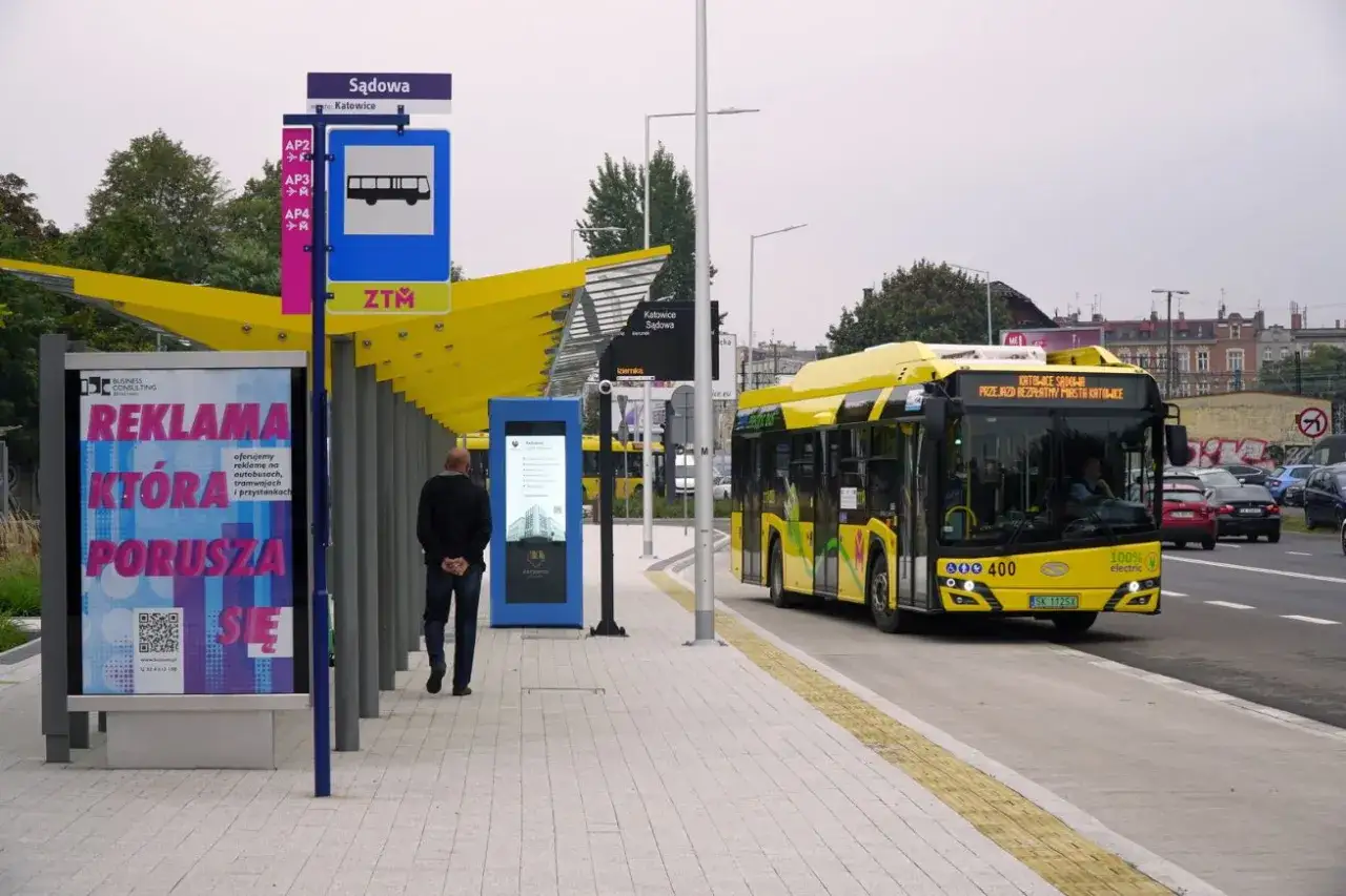 Żółty autobus elektryczny zatrzymuje się na przystanku Sądowa w Katowicach. Dworzec PKP Katowice-dojazd to miejsce, gdzie łatwo złapać transport.