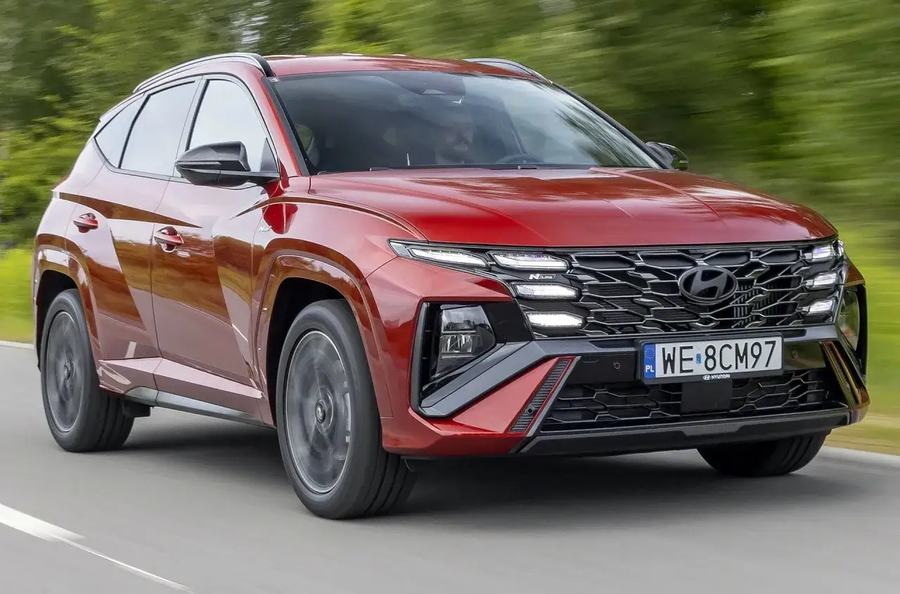 Czerwony Hyundai Tucson N Line w ruchu. Sprawdź aktualną hyundai tucson cena i wybierz swój wymarzony SUV.
