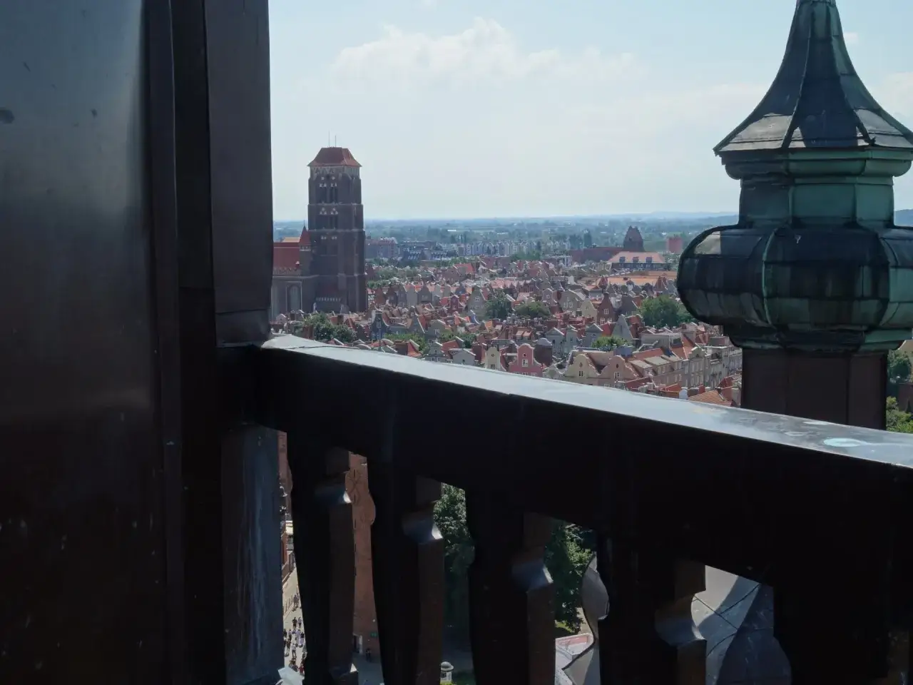 Widok z wieży widokowej w Gdańsku na Stare Miasto. W oddali Bazylika Mariacka.