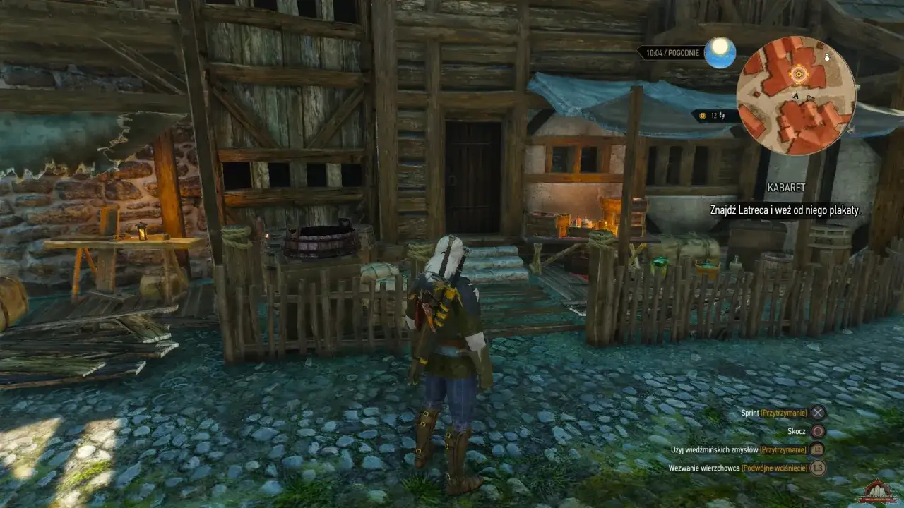Geralt stoi przed wejściem do kabaretu w Wiedźminie 3. Czeka go zadanie związane z plakatami.